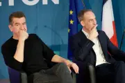 Pigasse et Glucksmann en Bretagne : une confrontation sans éclat