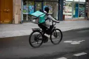 Plainte contre Uber Eats et Deliveroo pour traite d'êtres humains