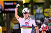 Pogacar s'impose sur le Tour des Flandres et égale le record de Van der Poel