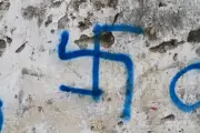 Portail vandalisé avec croix gammées en Saône-et-Loire : une famille de voyageurs visée