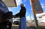 Pétrole en chute : le ministre Lescure exige une baisse immédiate des prix à la pompe