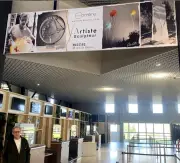 Quatre œuvres en verre de Xavier Carrère exposées à l'aéroport de Biarritz