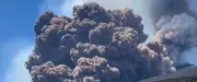 Éruption spectaculaire de l'Etna en Sicile : fontaine de lave et nuage de cendres