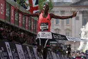 Sabastian Sawe bat le record du monde du marathon à Londres en 1h59'30