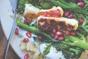 Salade de printemps : recette facile au riso, halloumi grillé et grenade