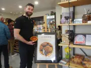 Samuel Coblard, champion de pâtisserie, vise le titre national du meilleur flan à Paris