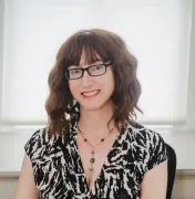 Sarah Cohen révèle être Freida McFadden, l'autrice à succès derrière la trilogie