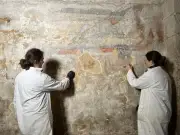Sauvetage minutieux d'une fresque de 21 m² au Buisson-de-Cadouin