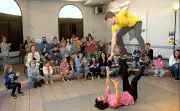 Spectacle « Tricot » : un dimanche de Pâques magique à Magescq avec acrobates et convivialité