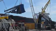 Sète : la grue de 600 tonnes tombée sur un cargo lors de la tempête Nils enfin dégagée