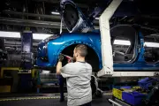 Stellantis arrête la production automobile à Poissy après 2028 : reconversion et tensions sociales
