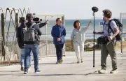 Stéphane Bern en tournage à La Flotte pour Le Village préféré des Français