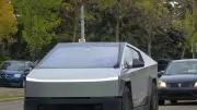 Streamer renverse un piéton en direct avec un Cybertruck sur Kick