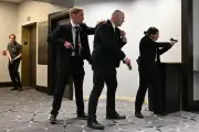 Tentative d'intrusion armée au gala de la presse à Washington, Trump évacué