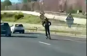 Toulouse : un homme filmé à 100 km/h en trottinette électrique sur la rocade