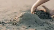 Touriste piégé dans un trou de sable à Copacabana : sauvé après trois heures