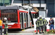 Tragédie à Salzbourg : un trolleybus s'encastre dans un supermarché, un mort et sept blessés