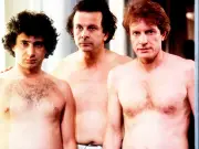 Trois hommes et un couffin : la comédie culte qui a révolutionné la paternité au cinéma