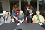 Étudiantes en BTS nature animent des ateliers sensoriels pour aînés en Ehpad