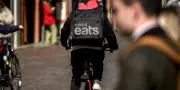 Uber Eats et Deliveroo accusés de traite d'êtres humains