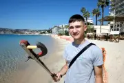 Un adolescent d'Antibes nettoie bénévolement sa ville pour préserver l'environnement