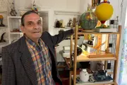 Un artiste de Menton vend ses œuvres à 10 euros pour leur assurer une seconde vie avant sa disparition