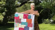 Un atelier de broderie pour créer une fresque collective de mots doux à Lauret