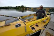 Un bateau jaune ayant traversé l'Atlantique à la rame mouille en Dordogne