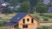 Un couple construit sa maison sur le terrain du voisin malgré l'approbation municipale