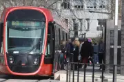Un homme ivre lance une bouteille sur un tram à Nice, un enfant légèrement blessé