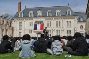 Un élève imite l'accent d'Emmanuel Macron sur « For sure » lors d'une visite présidentielle