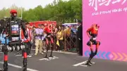 Un robot bat le record du monde du semi-marathon à Pékin, une première historique