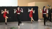 Un siècle de paillettes : Art’Phoenix enchante Rivière-sur-Tarn avec un spectacle musical et aérien