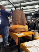 Un œuf de Pâques en chocolat géant de 85 kg offert par une concession Harley-Davidson