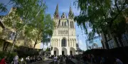 Une arche contemporaine de Kengo Kuma greffée à la cathédrale d'Angers