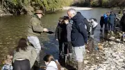Une classe de CM2 découvre l'orpaillage en Cèze avec l'association Gold Rangers
