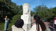 Une Déesse marmoréenne sculptée sur un mégalithe vieux de 95 millions d'années