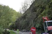 Une tonne de rochers évacuée sur la D237 en Haut-Béarn après une purge d'urgence