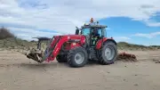 Vendres prépare sa plage pour l'été avec un nettoyage écologique des bois flottés