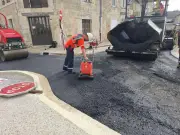 Vergt : la place de la Halle rénovée avec un nouveau revêtement bitumeux