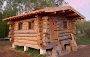 Vianney achève sa cabane de bois après 9 mois de construction thérapeutique