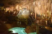 Voyage souterrain en Périgord : grottes sublimes et concrétions majestueuses