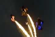 Wingsuit : les coulisses du vol spectaculaire en boule de feu au-dessus de Monaco