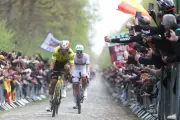 Wout van Aert triomphe enfin sur le pavé de Paris-Roubaix, un Monument à sa hauteur