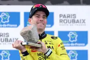 Wout Van Aert triomphe enfin sur Paris-Roubaix : une victoire qui émeut la Belgique