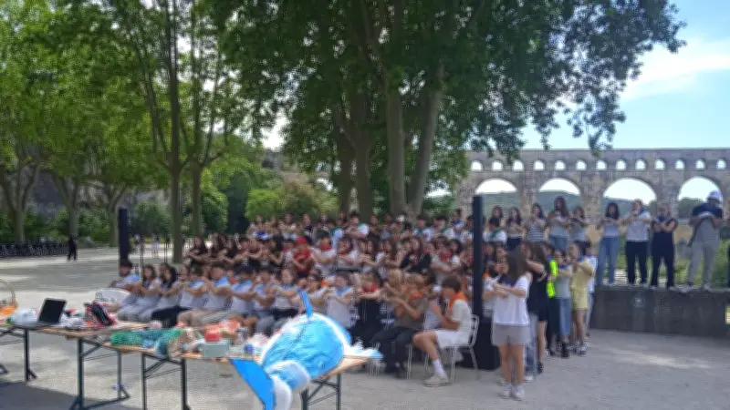 200 élèves des MFR du Gard luttent contre les micro-plastiques au Pont du Gard