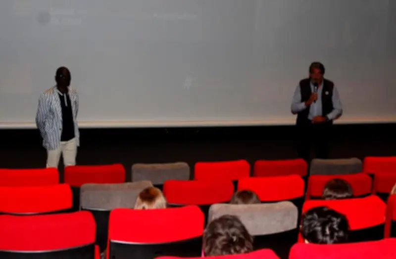 278 lycéens débattent du harcèlement numérique au cinéma La Brèche