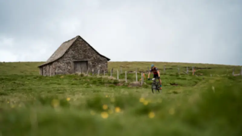 300 vététistes sur l’Aubrac pour le lancement de la Lozérienne 2026