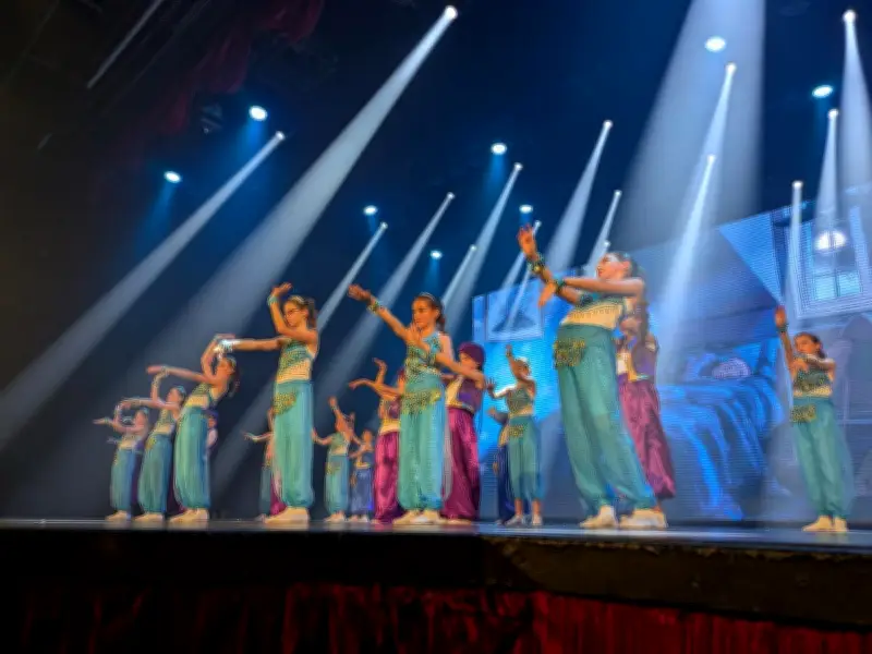 360 écoliers de STAM enchantent le cabaret L'Ange bleu