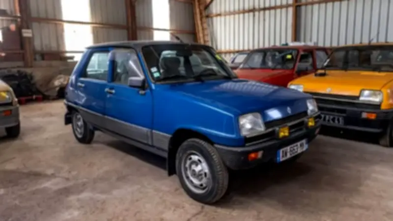 49 Renault 5 oubliées dans un hangar vendues aux enchères à Fontainebleau